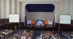 Participantes do Virtual Educa Bahia 2018 lotam teatro para ouvir sobre o legado do educador Paulo Freire